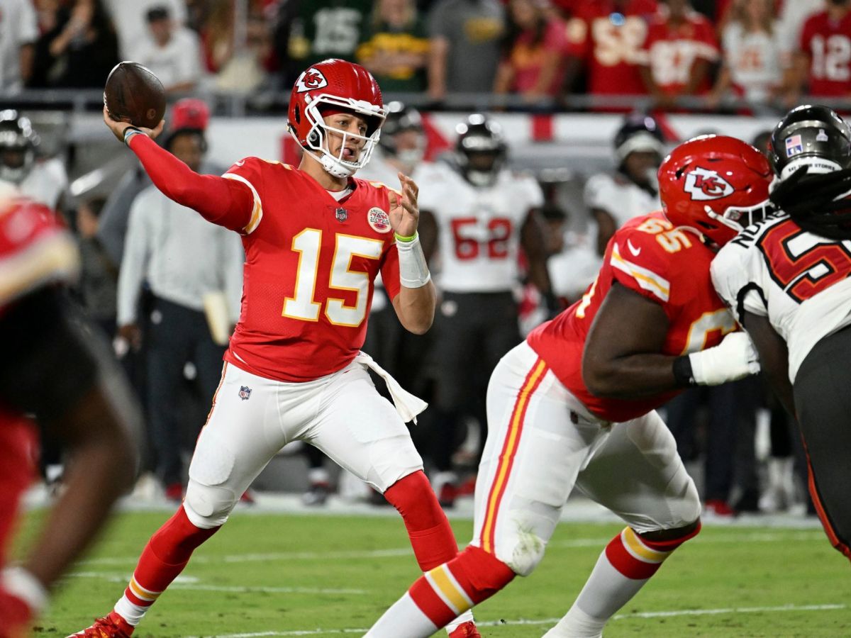 Mahomes Outduels Brady in Week Four Matchup