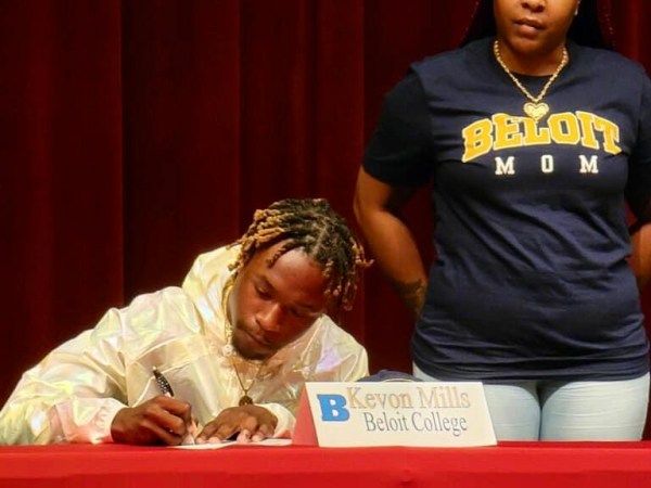 Mills signs with the Buccaneers